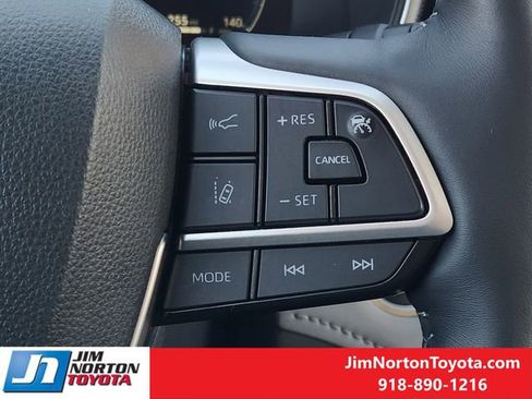 Used 2025 Toyota Highlander Platinum image 32