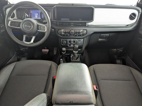 Used 2025 Jeep Wrangler Unlimited Sahara AWD/4WD image 11