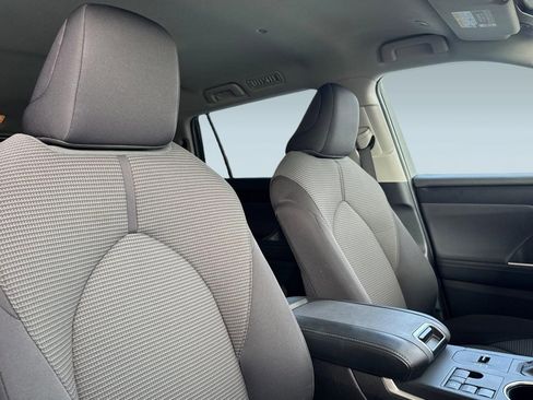 Used 2025 Toyota Highlander LE FWD image 30