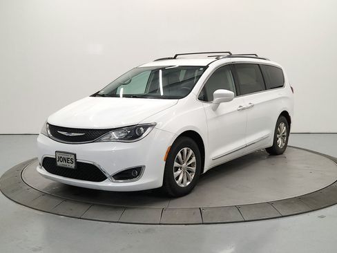 Used 2019 Chrysler Pacifica Touring-L FWD image 4