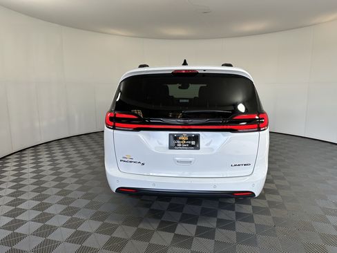 Used 2025 Chrysler Pacifica Limited image 10
