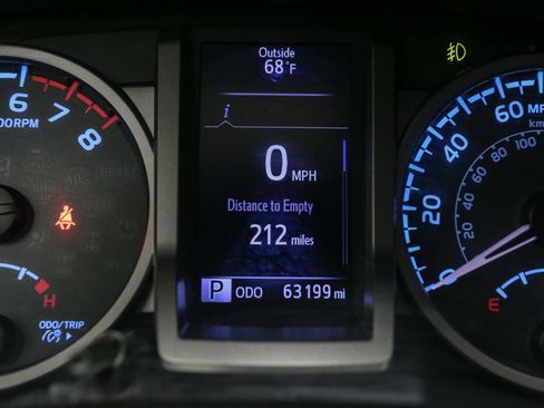 Used 2017 Toyota Tacoma SR5 image 34