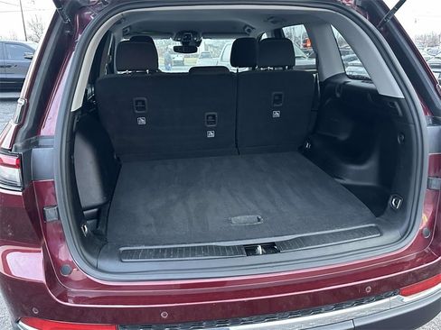 Used 2024 Jeep Grand Cherokee Laredo image 11