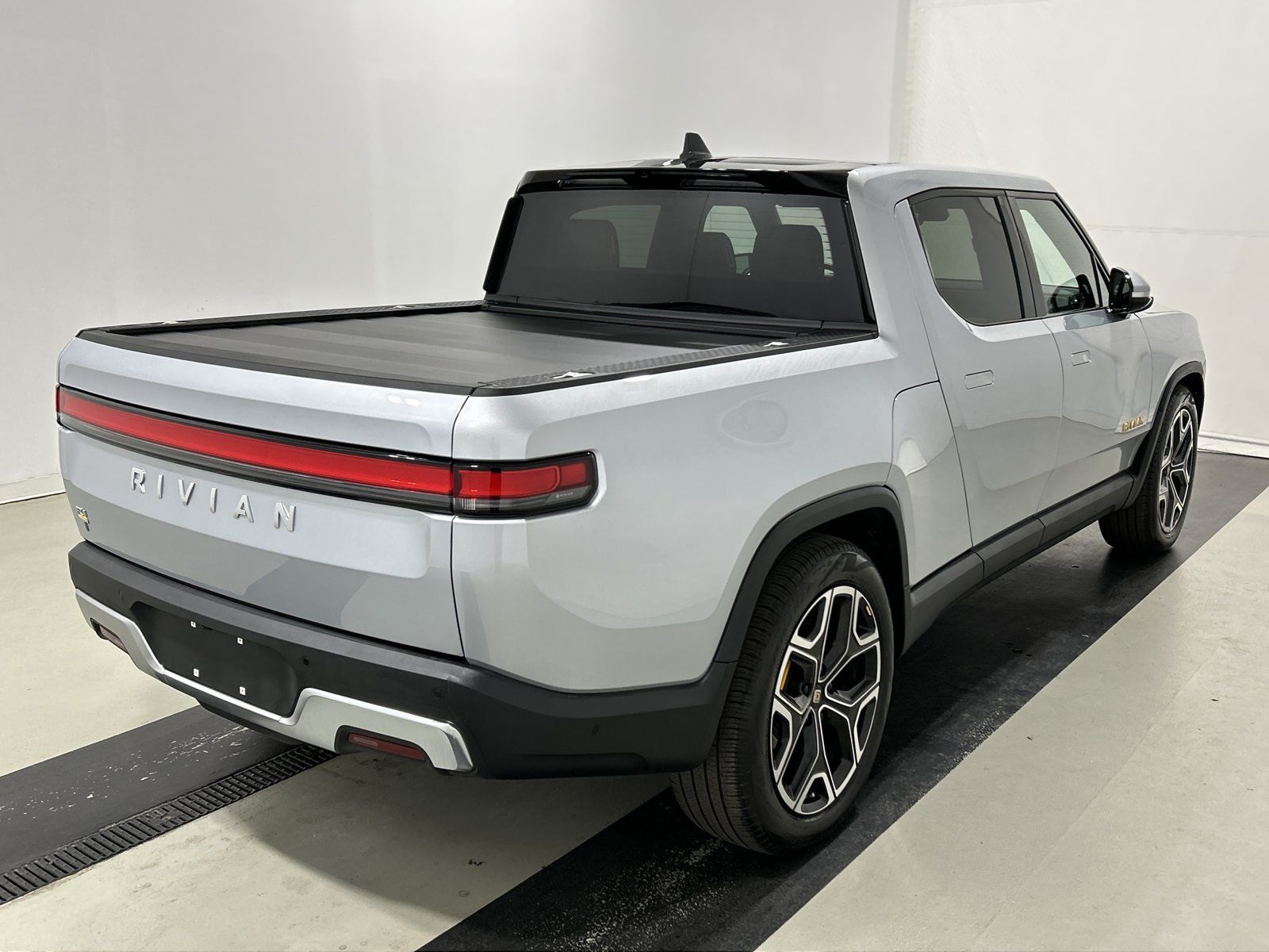 Used 2022 Rivian R1T Adventure AWD/4WD image 4