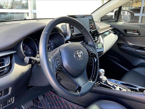 Used 2022 Toyota C-HR XLE image 14