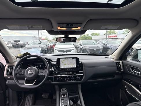 New 2025 Nissan Pathfinder Platinum w/ Lighting Package (N92) AWD/4WD image 16