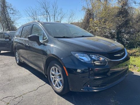 Used 2021 Chrysler Voyager Lxi image 1