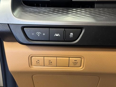 Used 2024 Kia Carnival LX FWD image 18