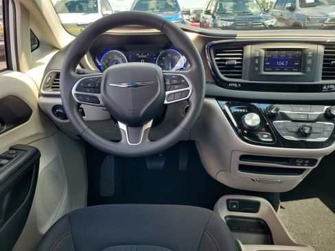 Used 2017 Chrysler Pacifica LX w/ Tire & Wheel Group FWD image 12