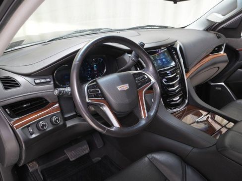 Used 2019 Cadillac Escalade Luxury w/ Escalade Sport Edition image 38