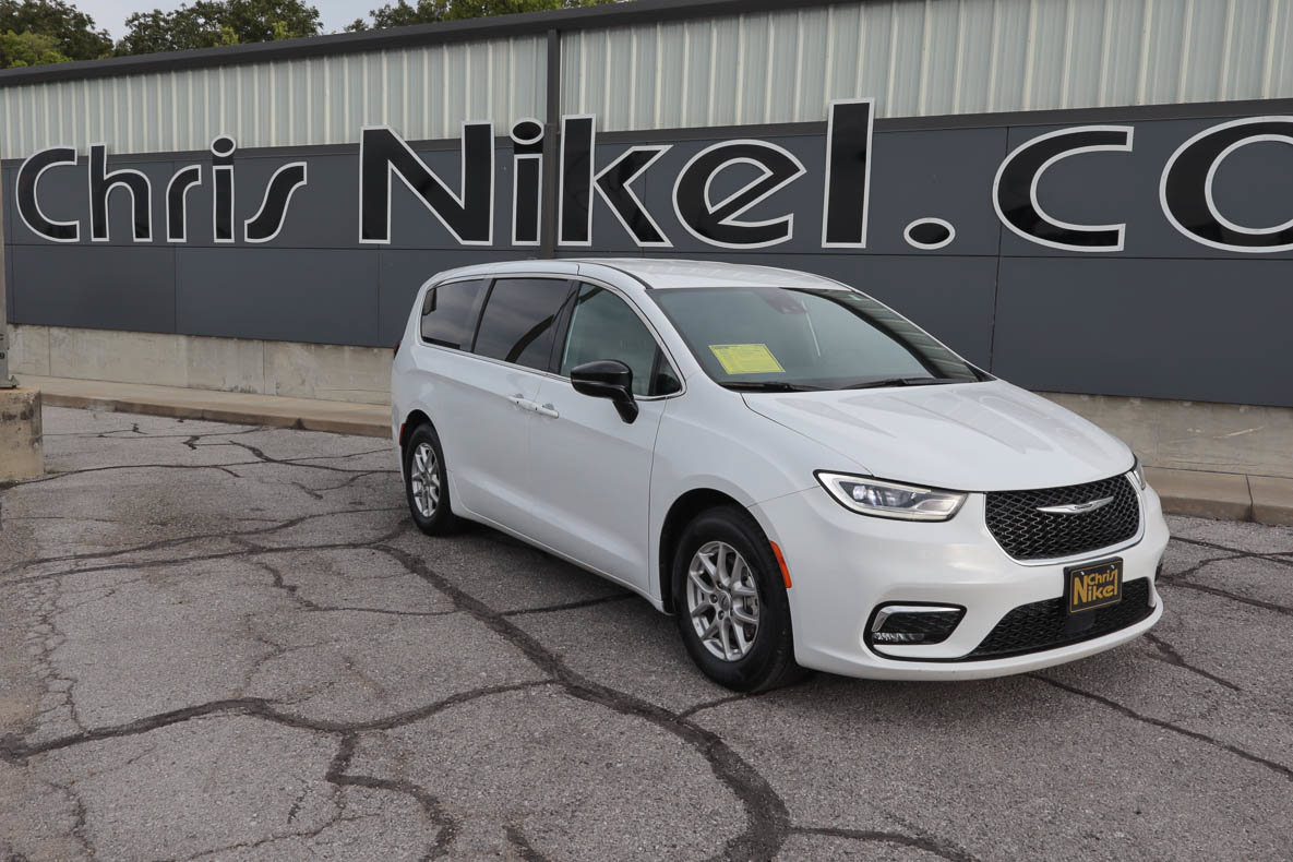 Used 2025 Chrysler Pacifica Select FWD image 1