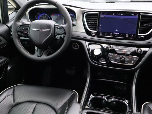 Used 2024 Chrysler Pacifica Limited w/ Uconnect Theater Family Group image 12