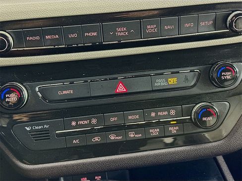 Used 2018 Kia Sedona SX Limited image 16