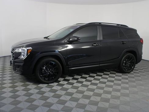 Used 2023 GMC Terrain SLE w/ Driver Convenience Package image 2