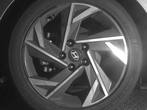Used 2024 Hyundai Elantra SEL w/ Convenience Package FWD image 10