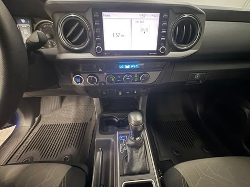Used 2022 Toyota Tacoma TRD Off-Road AWD/4WD image 20