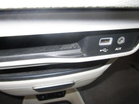 Used 2017 Chrysler Pacifica Touring-L w/ Tire & Wheel Group image 15