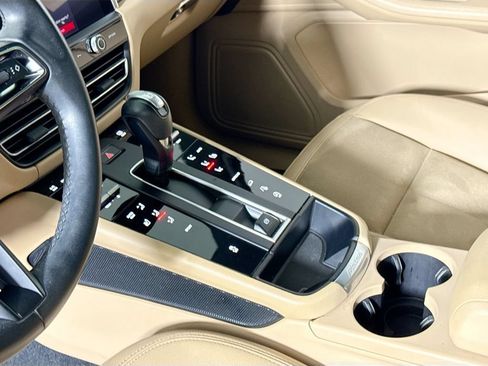 Certified 2023 Porsche Macan AWD/4WD image 22