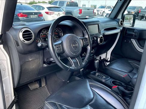 Used 2017 Jeep Wrangler Unlimited Sahara w/ Connectivity Group AWD/4WD image 2