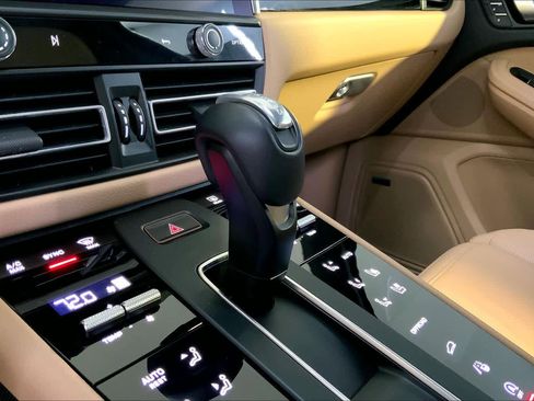 Used 2025 Porsche Macan image 17