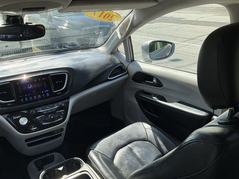 Used 2017 Chrysler Pacifica Touring-L FWD image 19