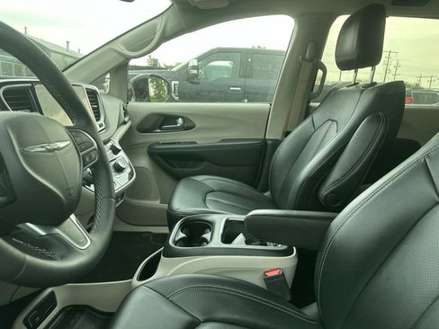 Used 2024 Chrysler Pacifica Touring-L FWD image 16