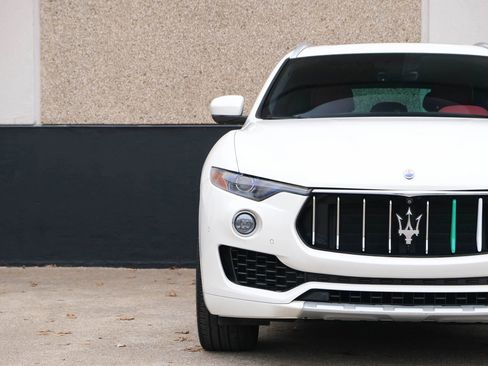 Used 2017 Maserati Levante S AWD/4WD image 3