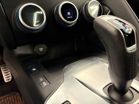 Used 2020 Jaguar E-PACE R-Dynamic HSE image 31