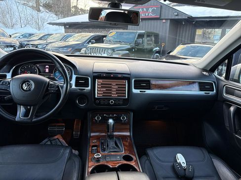 Used 2011 Volkswagen Touareg Hybrid image 59