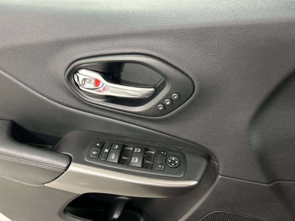 Used 2021 Jeep Cherokee Limited AWD/4WD image 11