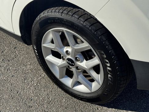 Certified 2022 Kia Soul S image 8