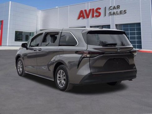 Used 2024 Toyota Sienna LE image 9