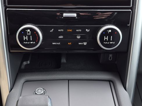 New 2026 Land Rover Discovery Dynamic SE image 18