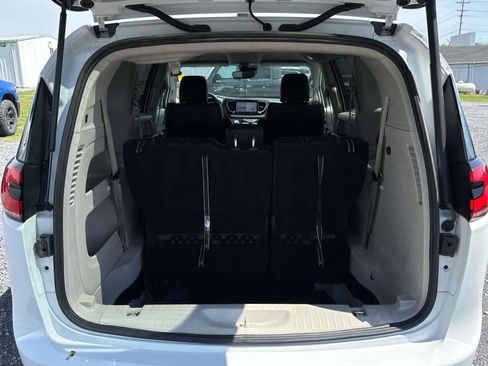 Used 2023 Chrysler Pacifica Touring-L FWD image 13