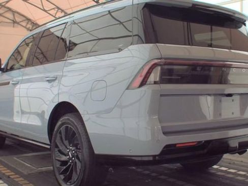 Used 2025 Lincoln Navigator Reserve w/ Jet Appearance Package AWD/4WD image 3