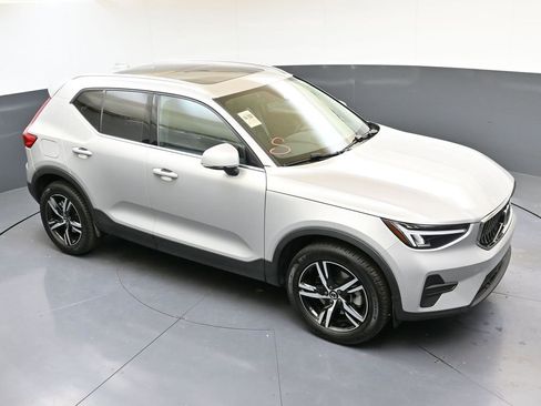 Certified 2025 Volvo XC40 B5 Core image 50