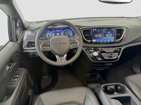 Used 2025 Chrysler Pacifica Select FWD image 24