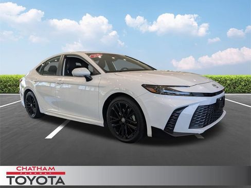Used 2025 Toyota Camry SE FWD image 1