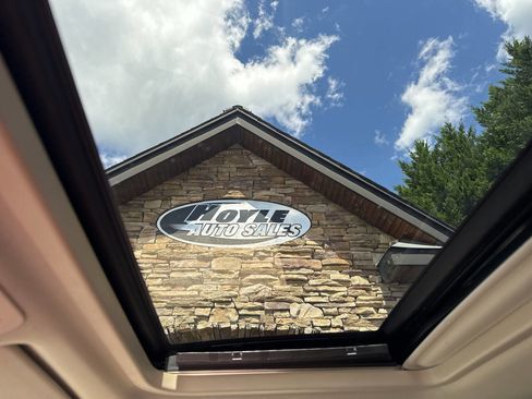 Used 2012 Cadillac Escalade Luxury image 25