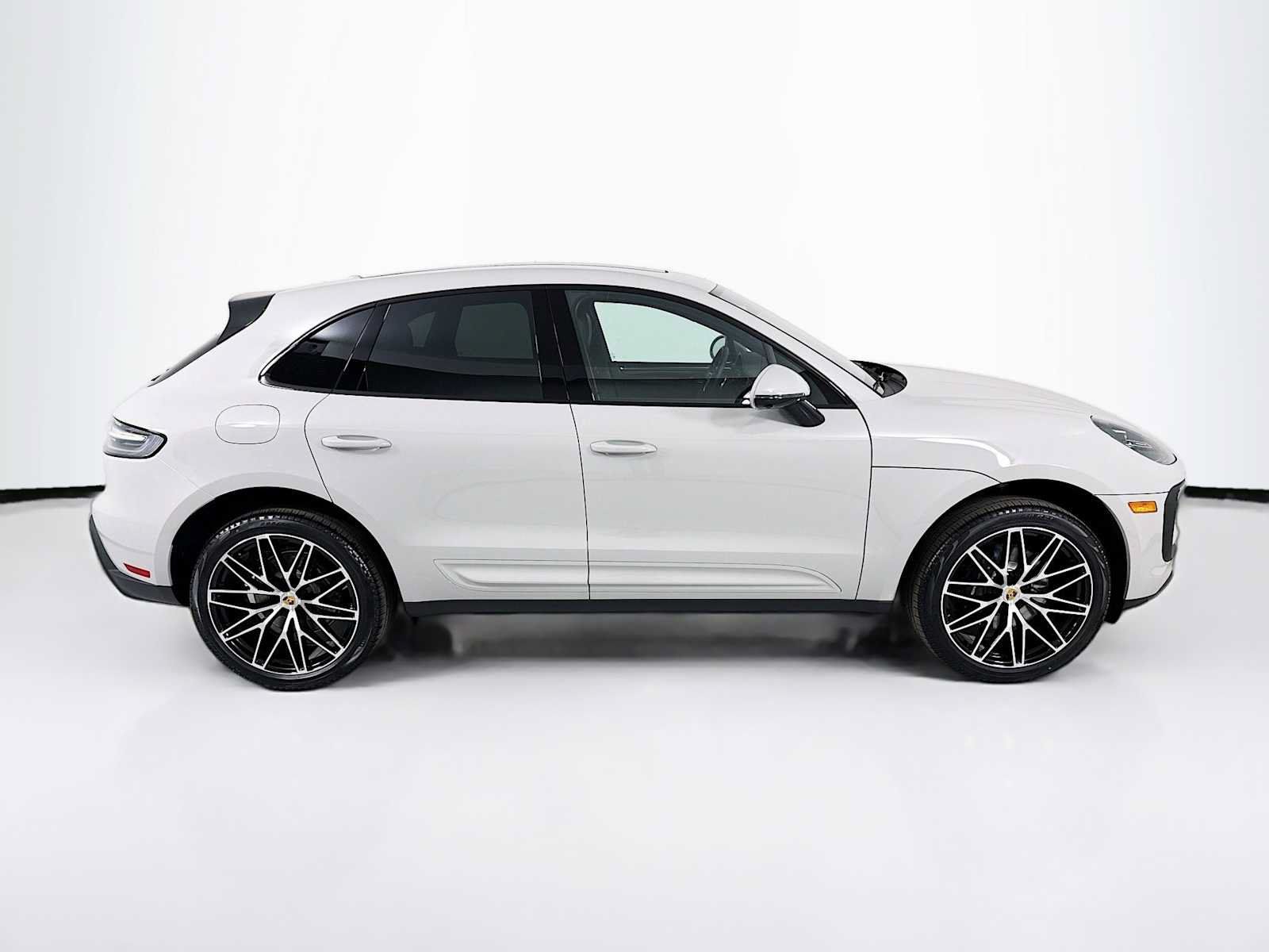 Used 2026 Porsche Macan AWD/4WD image 8