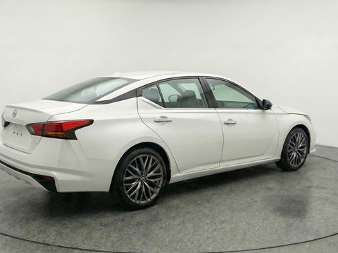 Used 2025 Nissan Altima 2.5 SV FWD image 9