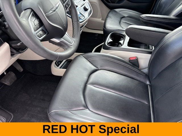 Used 2023 Chrysler Pacifica Touring-L FWD image 10
