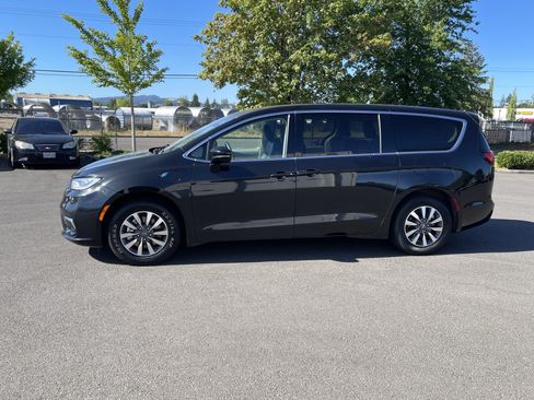 Used 2024 Chrysler Pacifica Limited FWD image 2