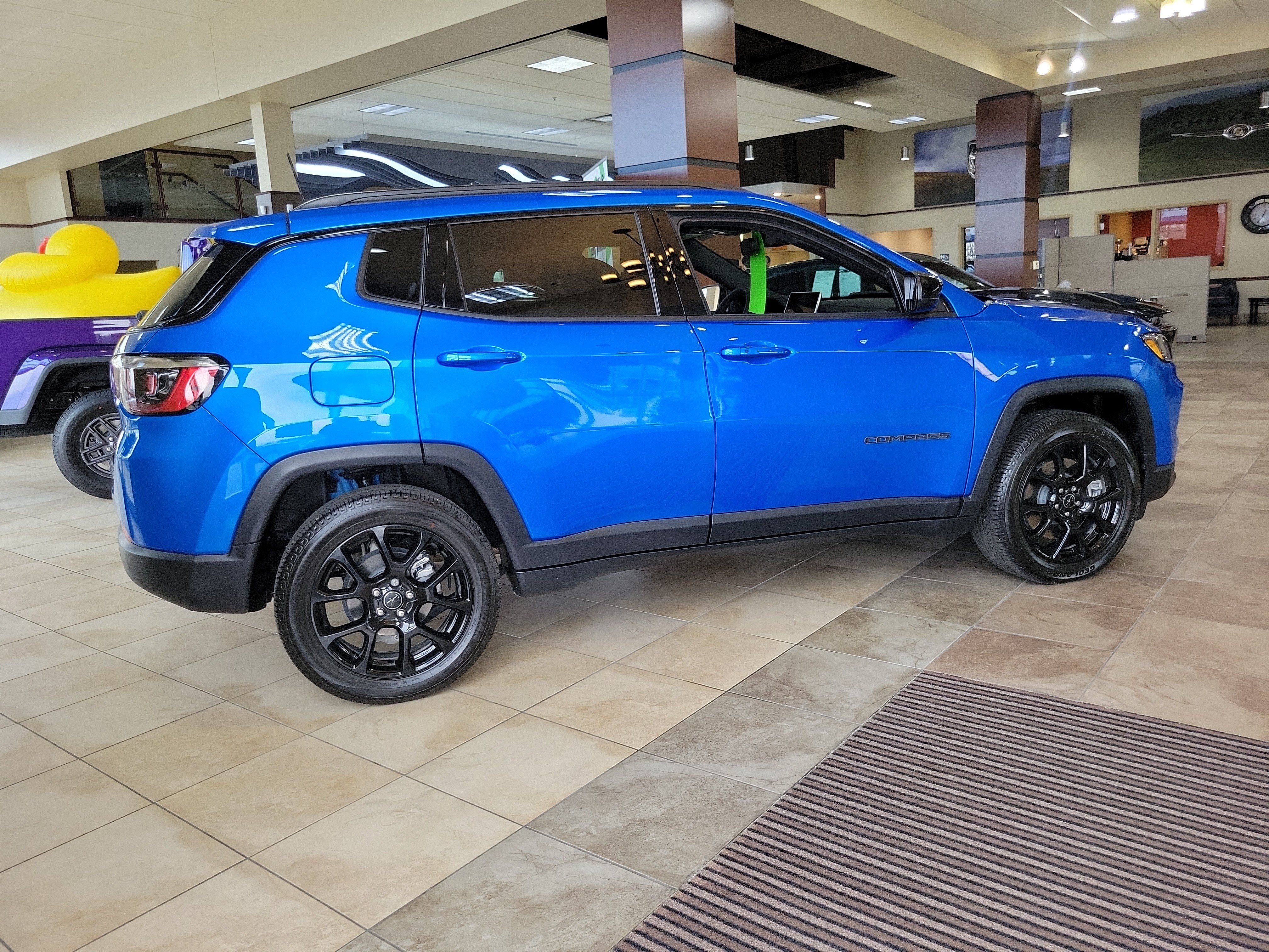 Used 2025 Jeep Compass Latitude w/ Sun & Sound Group AWD/4WD image 4