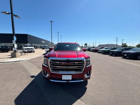 Used 2021 GMC Yukon XL SLT w/ SLT Luxury Plus Package AWD/4WD image 2