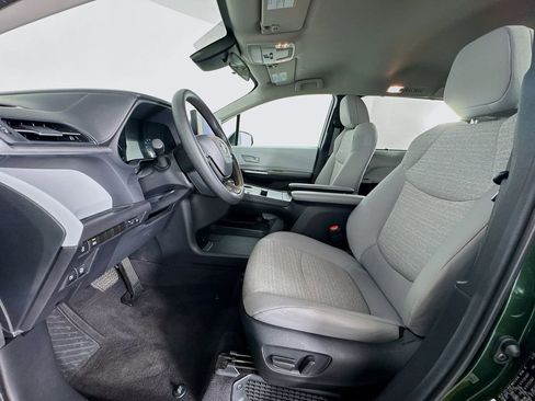 Used 2025 Toyota Sienna LE AWD/4WD image 12