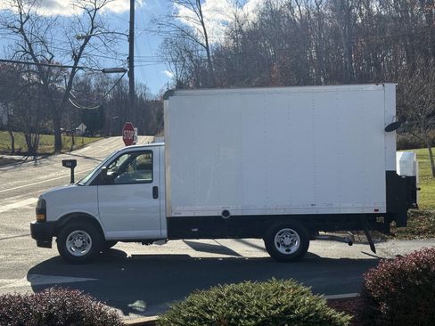 Used 2018 Chevrolet Express 3500 image 6