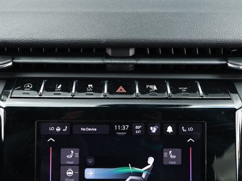 Used 2022 Jeep Grand Cherokee Laredo w/ Luxury Tech Group I AWD/4WD image 16