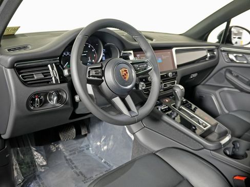 New 2026 Porsche Macan image 4