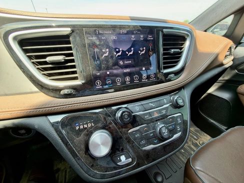 Used 2020 Chrysler Pacifica Limited FWD image 10